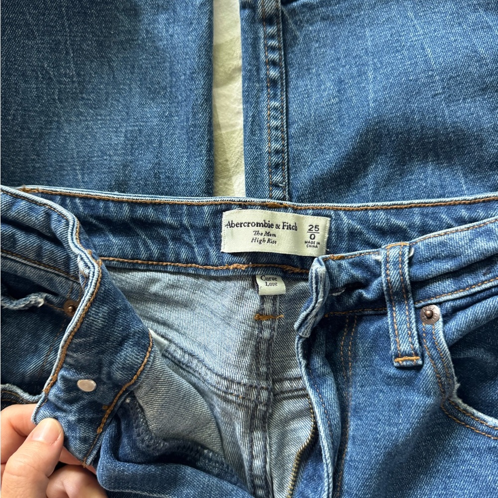 Abercrombie & Fitch The Mom High Rise High Rise Jeans
